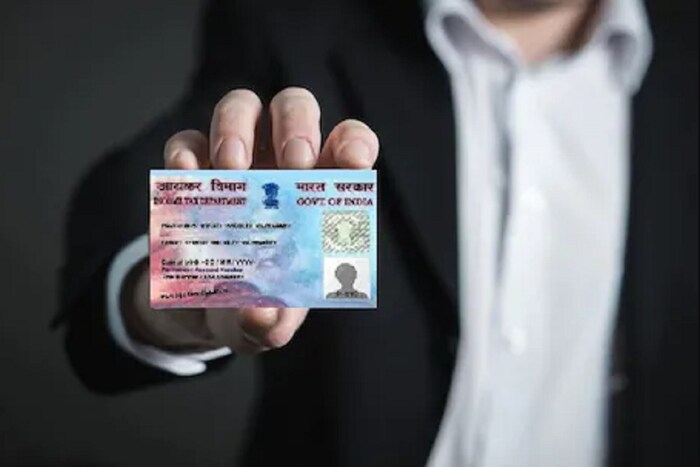 परमनेंट अकाउंट नंबर अर्थात पॅन कार्ड (PAN Card) इनकम टॅक्स डिपार्टमेंटकडून जारी केलं जातं. यात 10 डिजिट यूनिक अल्फा न्यूमेरिक नंबर असतात. याच्या प्लास्टिक कार्डला PAN कार्ड बोललं जातं. हे अतिशय महत्त्वाच्या कागदपत्रांपैकी एक आहे. 