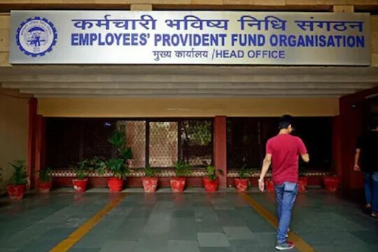 निवृत्तीपूर्वी PF मधून पैसे काढत असाल तर सावधान; होऊ शकतं नुकसान