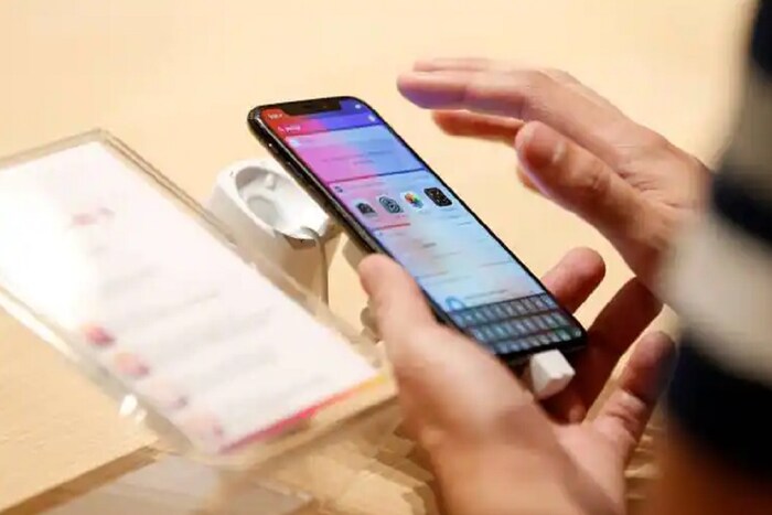 अ‍ॅप डाउनलोड करताना एकदा त्या अ‍ॅपच्या Downloads ची संख्याही तपासा. ओरिजनल App च्या डाउनलोडची संख्या कोट्यवधींमध्ये असेल, तर फेक अ‍ॅपच्या डाउनलोडची संख्या अतिशय कमी असेल. 