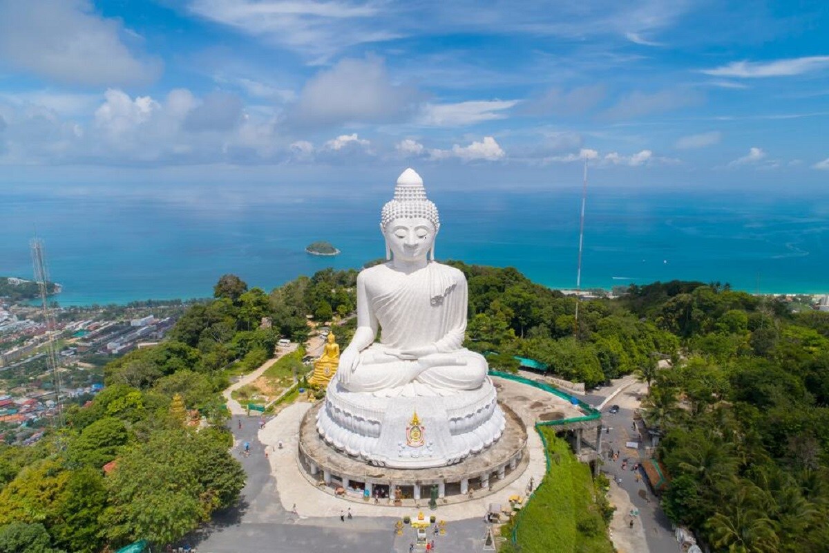 फुकेत किंवा थायलँड निसर्ग (Phuket & Thailand ) संपन्न रोमँटिक ठिकाणं आहेत. भारतीय पर्यटकांची देखील या ठिकाणांना पसंती असते. हनीमूनसाठीही वेगवेगळ्या देशातले कपल्स इथे येत असतात. इथले हॉटेल्स बीच आणि एडव्हेंचर गेम याची सगळ्यांना ओढ असते. फुकेत किंवा थायलँड निसर्ग (Phuket & Thailand ) संपन्न रोमँटिक ठिकाणं आहेत. भारतीय पर्यटकांची देखील या ठिकाणांना पसंती असते. हनीमूनसाठीही वेगवेगळ्या देशातले कपल्स इथे येत असतात. इथले हॉटेल्स बीच आणि एडव्हेंचर गेम याची सगळ्यांना ओढ असते.