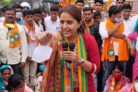  खा.डॉ प्रीतम मुंडे यांना भाजपकडून मंत्रिपदापासून डावलल्यानंतर जिल्ह्यात राजीनामासत्र सुरू झाले आहे.