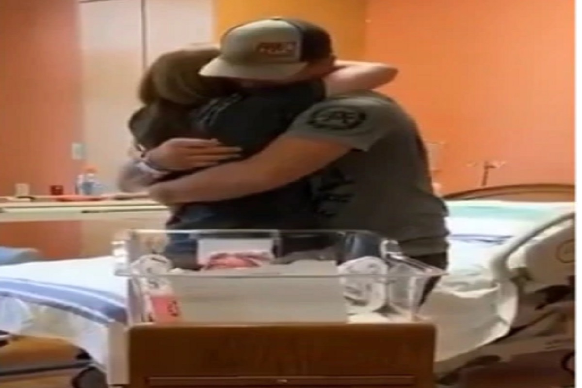 'आई माझ्या बाबांशी लग्न करशील का?', कधीच पाहिला नसेल असा प्रपोजचा CUTE VIDEO