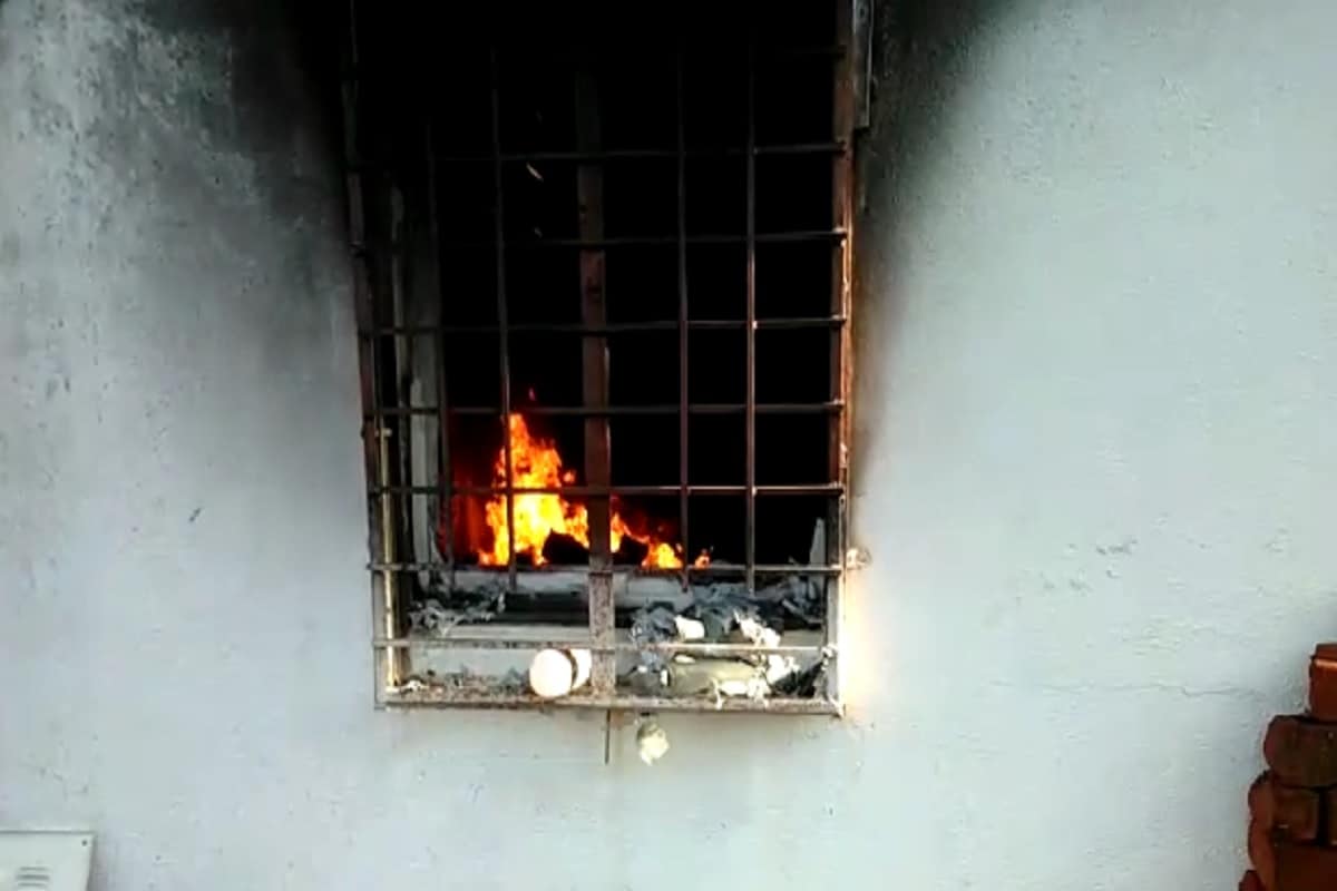 अद्वैत मेहता, पुणे, 08 जून: पुण्यातील मुळशी तालुक्यामध्ये असणाऱ्या उरवडे याठिकाणी SVS Aqua Technologies कंपनीला लागलेल्या आगीत 15 महिलांसह एकूण 18 जणांनी जीव गमावला आहे. दरम्यान या कंपनीमध्ये लागलेली आग नियंत्रणात आणली असली तरी काही ठिकाणी अद्यापही काही भागात आग धुमसत आहे. अद्वैत मेहता, पुणे, 08 जून: पुण्यातील मुळशी तालुक्यामध्ये असणाऱ्या उरवडे याठिकाणी SVS Aqua Technologies कंपनीला लागलेल्या आगीत 15 महिलांसह एकूण 18 जणांनी जीव गमावला आहे. दरम्यान या कंपनीमध्ये लागलेली आग नियंत्रणात आणली असली तरी काही ठिकाणी अद्यापही काही भागात आग धुमसत आहे.