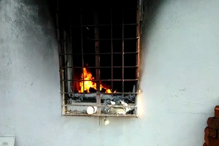 अद्वैत मेहता, पुणे, 08 जून: पुण्यातील मुळशी तालुक्यामध्ये असणाऱ्या उरवडे याठिकाणी SVS Aqua Technologies कंपनीला लागलेल्या आगीत 15 महिलांसह एकूण 18 जणांनी जीव गमावला आहे. दरम्यान या कंपनीमध्ये लागलेली आग नियंत्रणात आणली असली तरी काही ठिकाणी अद्यापही काही भागात आग धुमसत आहे.