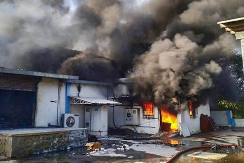 Pune Fire : मृतांच्या नातेवाईकांना 5 लाखांची मदत, चौकशीनंतर जबाबदारी ठरेल-अजित पवार Pune Fire : मृतांच्या नातेवाईकांना 5 लाखांची मदत, चौकशीनंतर जबाबदारी ठरेल-अजित पवार