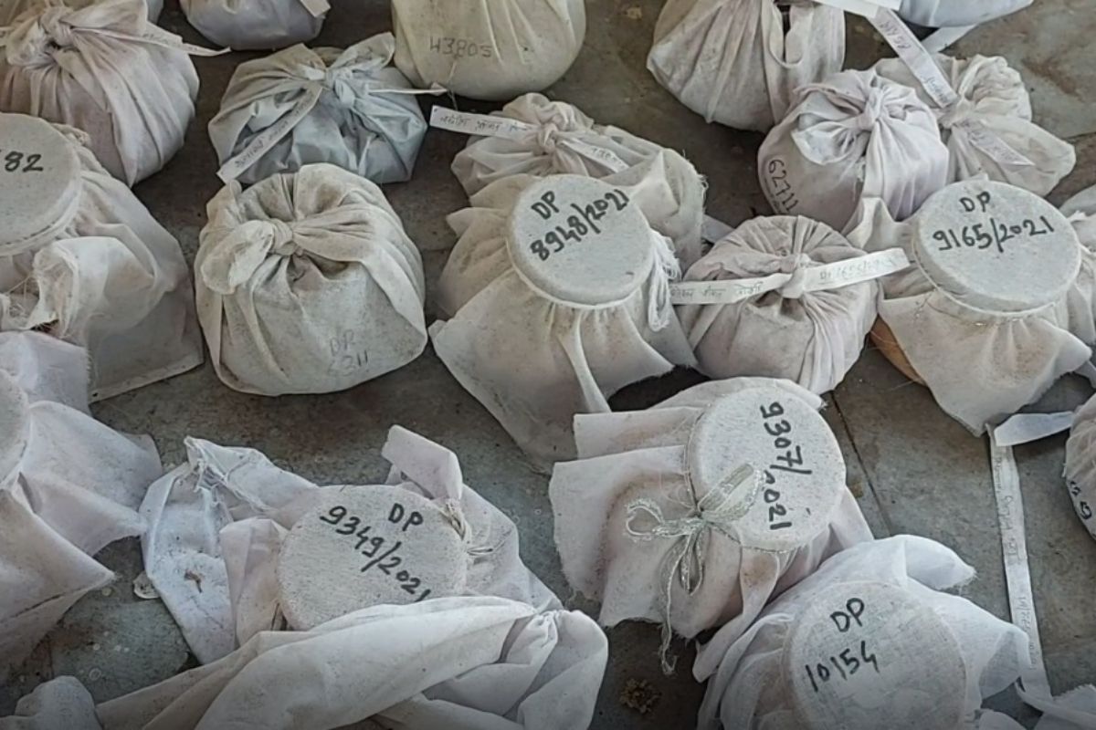 पुण्यात कोरोनाच्या भीतीपोटी शेकडो अस्थिकलश स्मशानभूमीतच धुळखात पडून...!