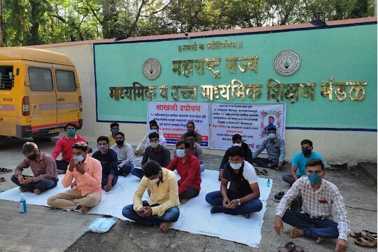 लिपिकपदाच्या नियुक्तीसाठी एकाची आत्महत्या; पुण्यात 40 उमेदवारांचे साखळी उपोषण