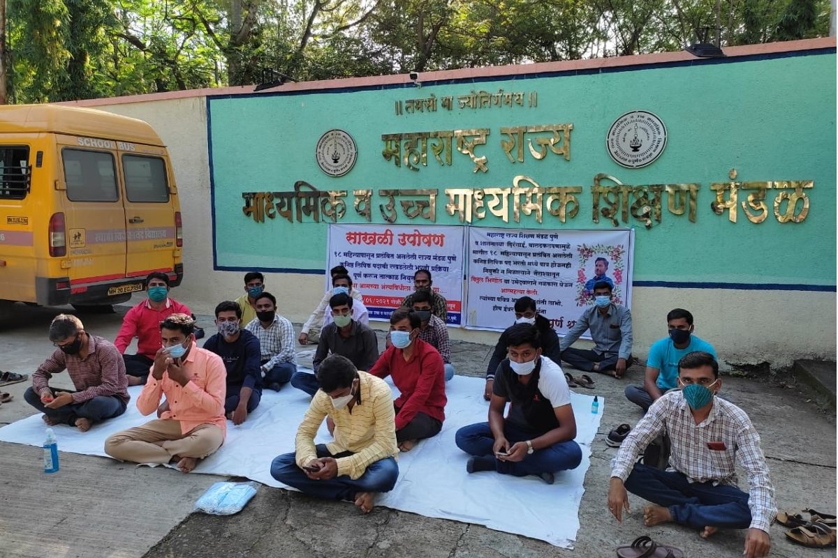 लिपिकपदाच्या नियुक्तीसाठी एकाची आत्महत्या; पुण्यात 40 उमेदवारांचे साखळी उपोषण