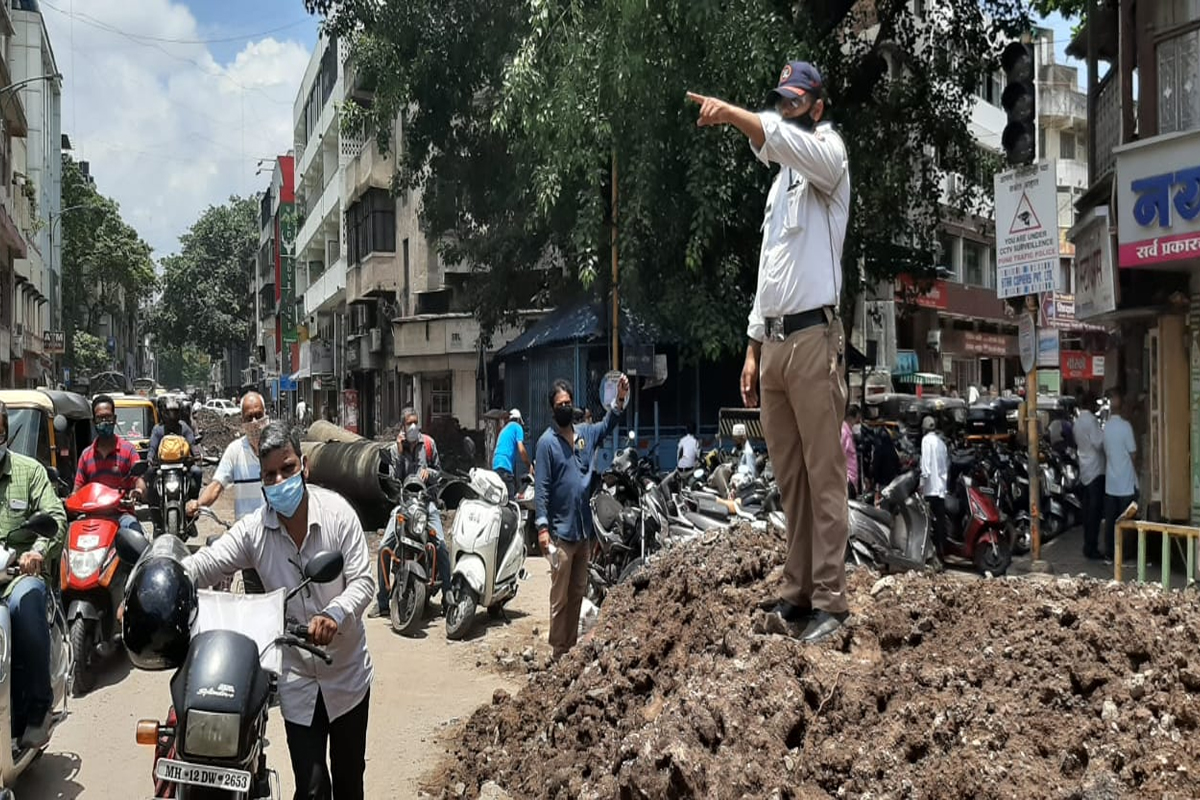 पुण्यात लॉकडाऊन तर उघडलं, पण रस्ते खोदकामामुळे वाहतुकीची कोंडी