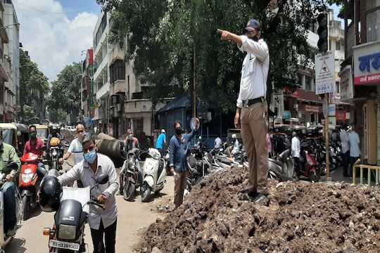 पुण्यात लॉकडाऊन तर उघडलं, पण रस्ते खोदकामामुळे वाहतुकीची कोंडी
