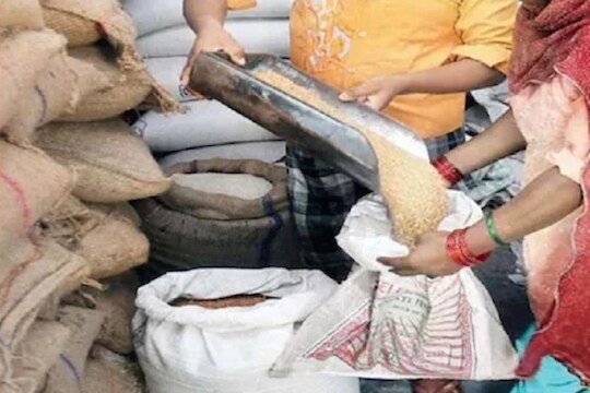 Ration Card : स्वस्त दरातील धान्य मिळण्यास समस्या येतेय? या नंबरवर करा तक्रार