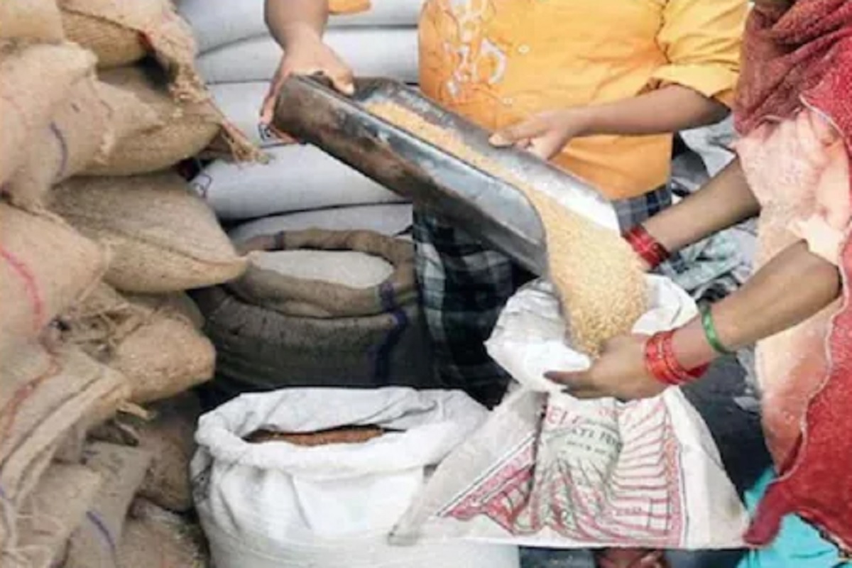 Ration Card : स्वस्त दरातील धान्य मिळण्यास समस्या येतेय? या नंबरवर करा तक्रार