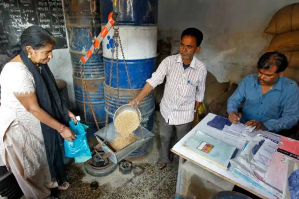 मोफत धान्य मिळवण्यासाठी घरबसल्या बनवा Ration Card, जाणून घ्या ऑनलाईन अर्ज करण्याची प्रोसेस