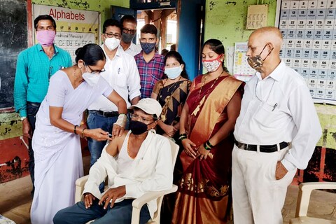 Ratnagiri Vaccination News मागेल त्या ग्रामपंचायतीला एक वार ठरवून लस आपल्या दारी या मोहिमेच्या आधारे लसीकरण होत असल्याने, नियोजनबद्धरित्या मोहीम पार पडत आहे. 
