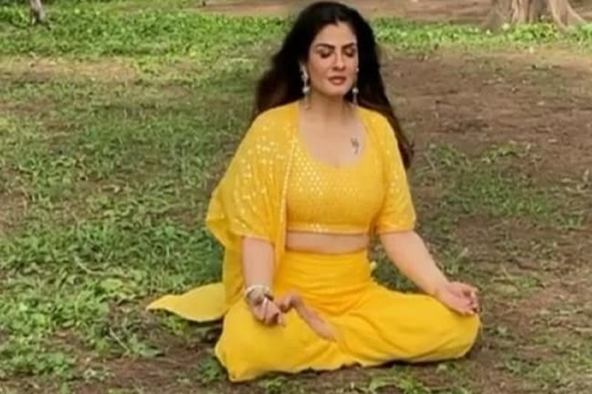 व्हीडिओमध्ये रविना टंडन ध्यान मुद्रेमध्ये बसल्याचं पाहायला मिळतं.