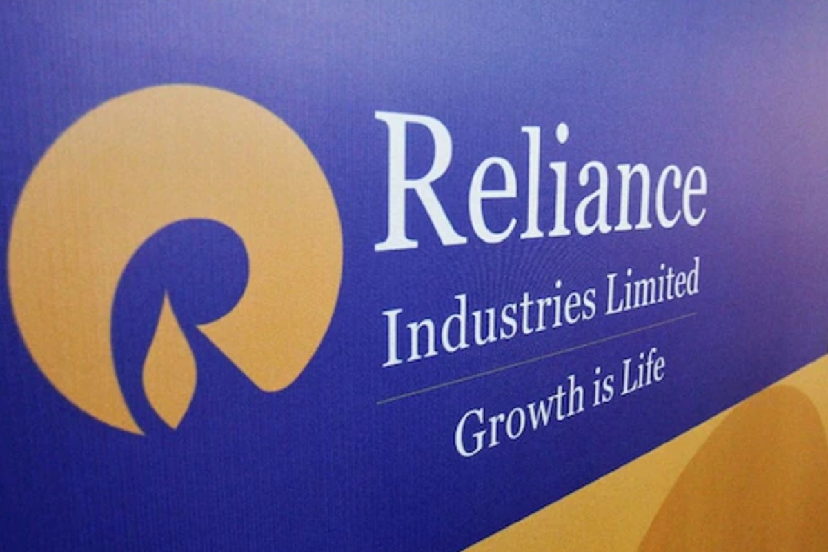 10. जिओ होणार जगातली दोन नंबरची सर्वात मोठी मोबाईल डेटा कंपनी, अशी घोषणाही मुकेश अंबानी यांनी रिलायन्सच्या AGM मध्ये केली. देशात सध्या जिओचे 40 कोटींहून अधिक सबस्क्रायबर्स आहेत