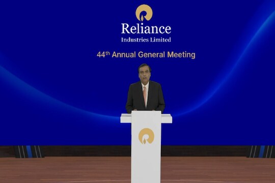 8. रिलायन्स व्हॅल्यू चेन पार्टनरशिप आणि फ्यूचर टेक्नॉलॉजीवर या वर्षात 15 हजार कोटी रुपयांची गुंतवणूक करण्याची घोषणा अंबानी यांनी AGM मध्ये केली.
