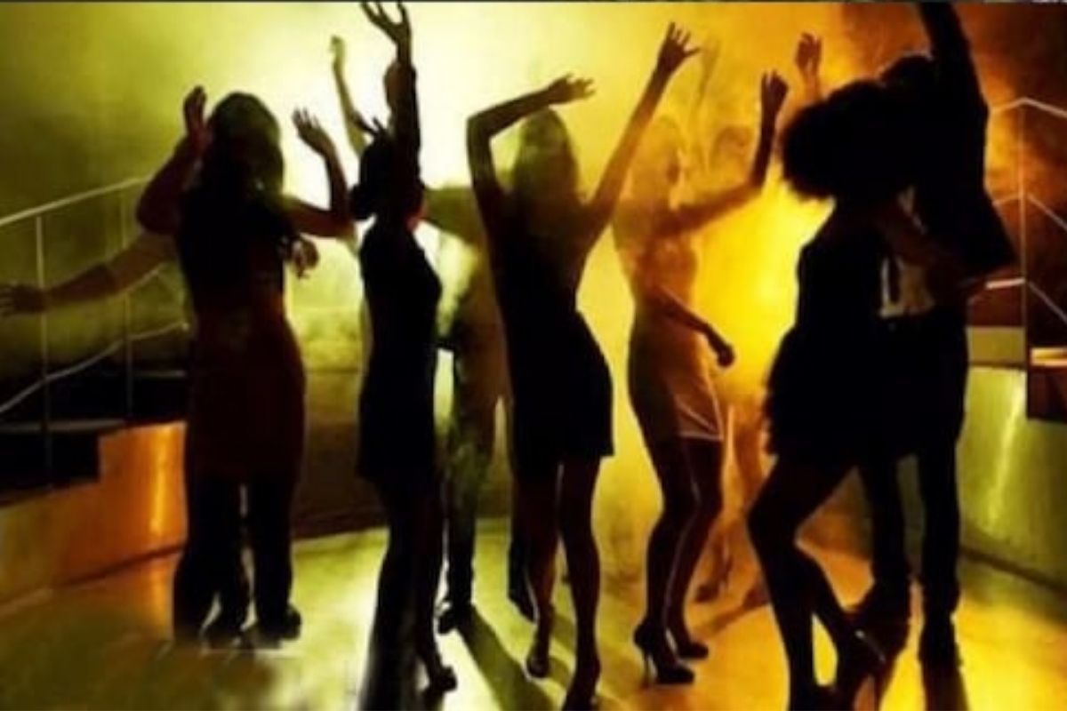 2000 रुपयांची नोट घेऊन पोलीस गेले ग्राहक बनून; छापेमारीत आक्षेपार्ह अवस्थेत आढळल्या तरुणी