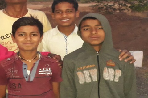 नेहमीप्रमाणे रविवारी दुपारी घरातील कुत्रे सोबत घेऊन मासेमारीसाठी विजय, आनंदा हे सख्खे भाऊ आणि त्यांचा चुलत भाऊ वैभव व्हनमाने गेले होते.