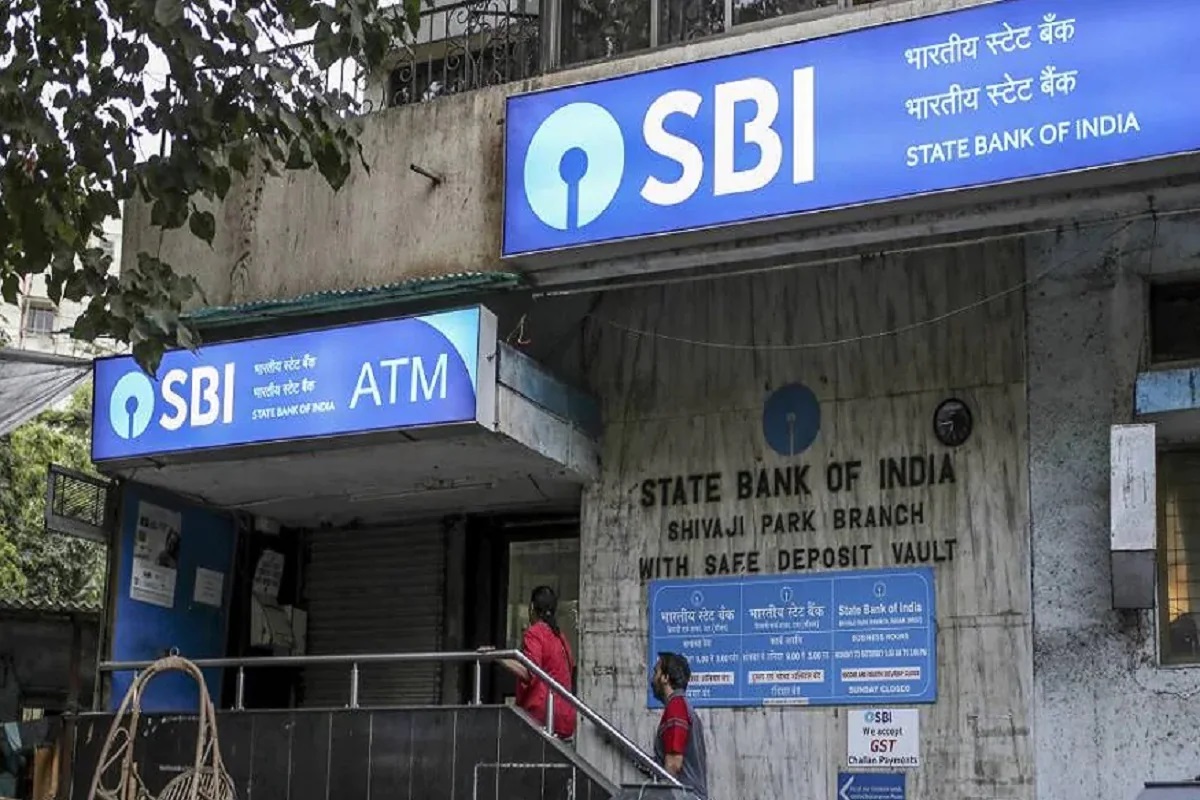 SBI च्या कोट्यवधी ग्राहकांना ALERT! हे काम केलं नाहीत तर 10000 रुपये दंड भरण्यासाठी राहा तयार