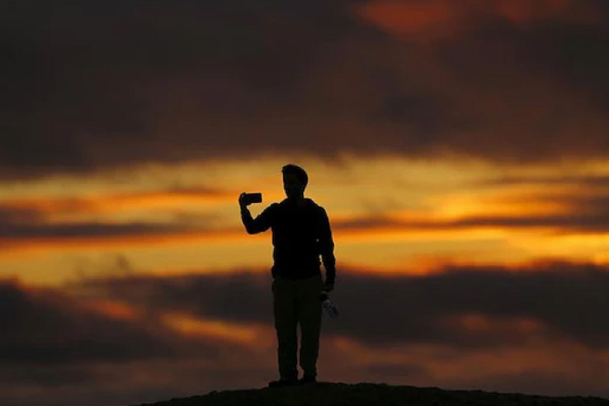 या जिल्ह्यात Selfie काढणं बॅन; सेल्फी काढल्यास दाखल होणार गुन्हा