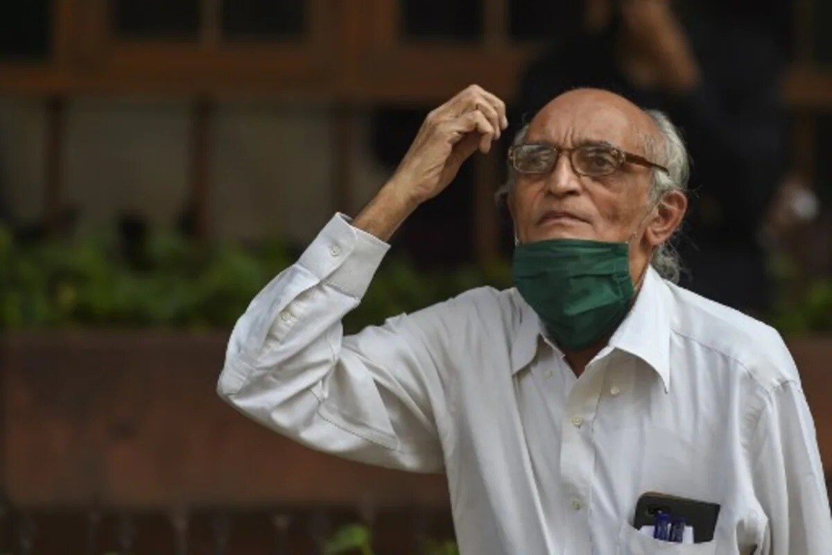 कोरोना काळात (Coronavirus Pandemic) अनेक बँकांनी एफडीवरील व्याजदर कमी केला होता. दरम्यान काही बँका एफडीवर चांगलं व्याज देतात ज्यातून चांगला नफा मिळवता येतो. या कोरोना काळातही काही बँकांनी ज्येष्ठ नागरिकांसाठी खास एफडी स्कीम सुरू केल्या आहेत मात्र हा एफडी स्कीम 30 जून रोजी संपत आहेत. SBI, HDFC बँक, ICICI बँक आणि बँक ऑफ बडोदाने सीनिअर सिटीझन्ससाठी या स्कीम सुरू केल्या आहेत. इतर लोकांच्या तुलनेत ज्येष्ठ नागरिकांना या स्कीममध्ये अधिक व्याज मिळते आहे. कोरोना काळात (Coronavirus Pandemic) अनेक बँकांनी एफडीवरील व्याजदर कमी केला होता. दरम्यान काही बँका एफडीवर चांगलं व्याज देतात ज्यातून चांगला नफा मिळवता येतो. या कोरोना काळातही काही बँकांनी ज्येष्ठ नागरिकांसाठी खास एफडी स्कीम सुरू केल्या आहेत मात्र हा एफडी स्कीम 30 जून रोजी संपत आहेत. SBI, HDFC बँक, ICICI बँक आणि बँक ऑफ बडोदाने सीनिअर सिटीझन्ससाठी या स्कीम सुरू केल्या आहेत. इतर लोकांच्या तुलनेत ज्येष्ठ नागरिकांना या स्कीममध्ये अधिक व्याज मिळते आहे.