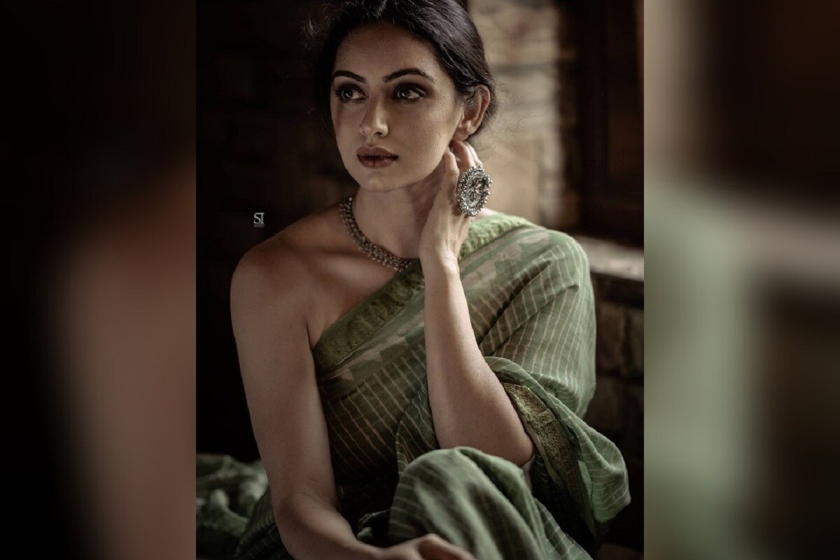 अभिनेत्री श्रुती मराठे सध्या तिच्या निरनिराळ्या लुक्समुळे फारच चर्चेत आहे. तर आता तिने साडीतील काही हटके फोटो शेअर केले आहेत. पाहा श्रुतीचा हटके अंदाज अभिनेत्री श्रुती मराठे सध्या तिच्या निरनिराळ्या लुक्समुळे फारच चर्चेत आहे. तर आता तिने साडीतील काही हटके फोटो शेअर केले आहेत. पाहा श्रुतीचा हटके अंदाज
