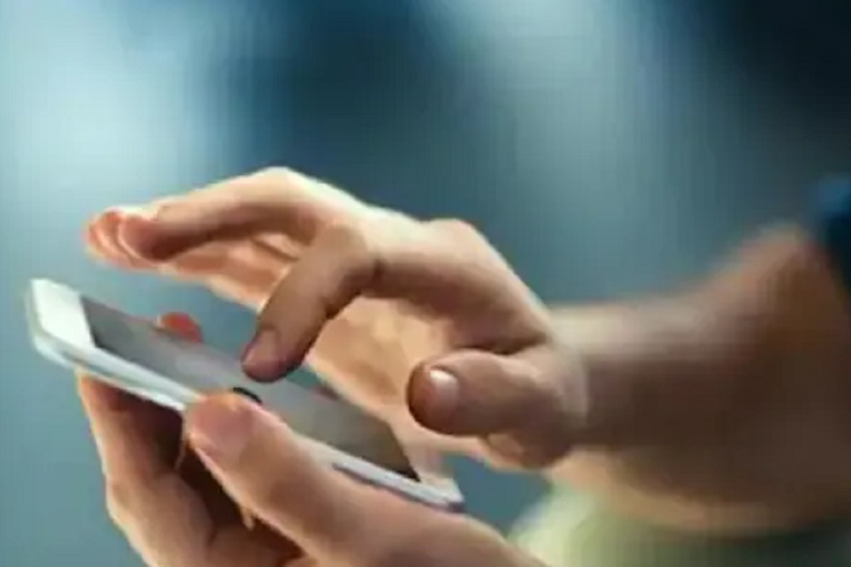 Gmail अकाउंट सतत सिंक करत राहवं लागेल. यामुळे जो कोणताही नंबर तुम्ही फोनमध्ये सेव्ह कराल, तो रियल टाईममध्ये अपडेट होत राहील.