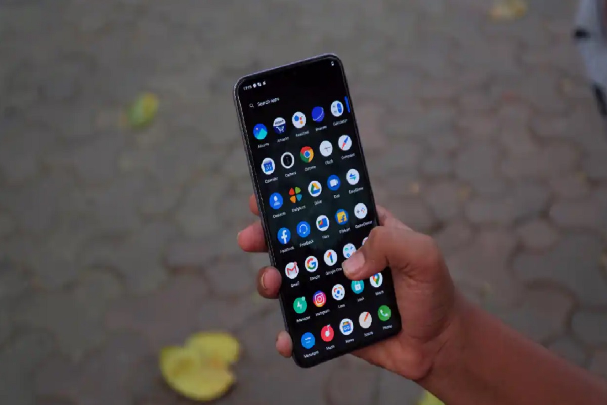 Google Play Store वरुन कोणतंही App डाउनलोड करण्यापूर्वी ते चेक करा. कारण फेक अॅपही अगदी खऱ्या अॅप प्रमाणेच दिसतात. त्यामुळे Fake App तर डाउनलोड होत नाही ना याकडे लक्ष द्या. अॅप फेक असल्यास, त्याच्या नावाच्या स्पेलिंगमध्ये किंवा आयकॉनमध्ये गडबड दिसू शकते.