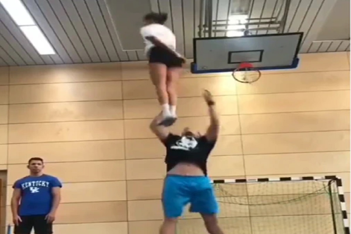 Shocking! तरुणीला हवेत स्टाइलमध्ये उडवलं आणि... हृदयाचा ठोका चुकवणारा Video