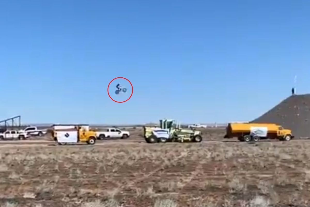 विश्वविक्रम करण्यासाठी हवेत उडवली दुचाकी; पण झाला दुर्दैवी मृत्यू, पाहा VIDEO