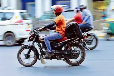 जेवण ऑर्डर (Food Order) केलेल्या चार जणांनी कार्तिक नावाच्या 25 वर्षीय डिलिवरी बॉयला मारहाण केली आहे. या व्यक्तींनी जेवण मागवलं मात्र नंतर त्यांना ऑर्डर कॅन्सल करता आली नाही. 