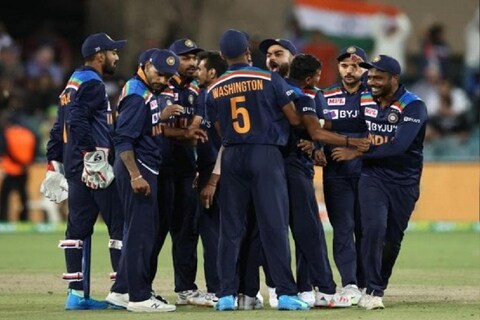 दिनेश कार्तिकचा (Dinesh Karthik) सुनील गावसकर (Sunil Gavaskar) यांच्यासोबत कॉमेंट्री पॅनलमध्ये समावेश करण्यात आला आहे. कार्तिक आता मॅचची कॉमेंट्री करणार असला तरी त्याचं अजुनही लक्ष्य टीम इंडियामध्ये पुनरागमन करणे हे आहे.