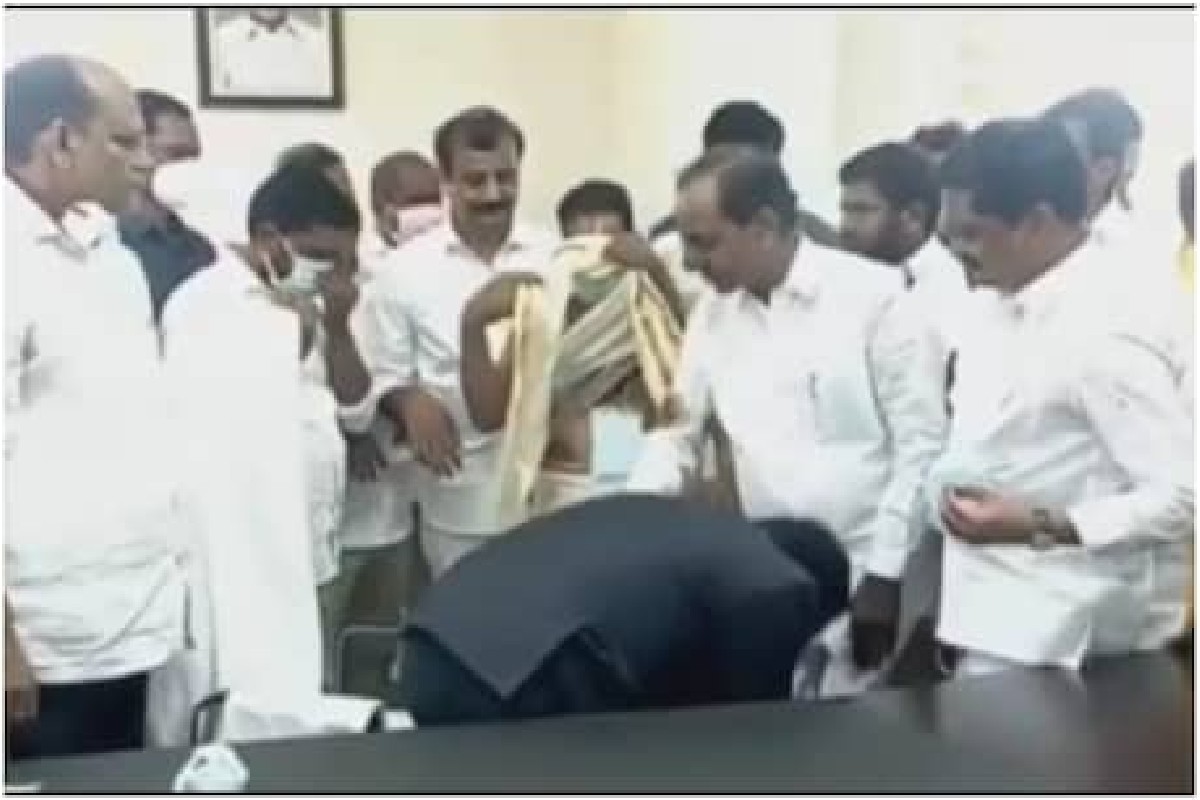 जिल्हाधिकारी पडले मुख्यमंत्र्यांच्या पाया, Video Viral होताच विरोधक आक्रमक