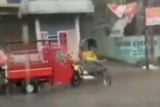 चालकाशिवाय रिव्हर्स घेत योग्य ठिकाणी पार्क झाली रिक्षा; VIDEO पाहून Tesla च्या कारलाही विसराल