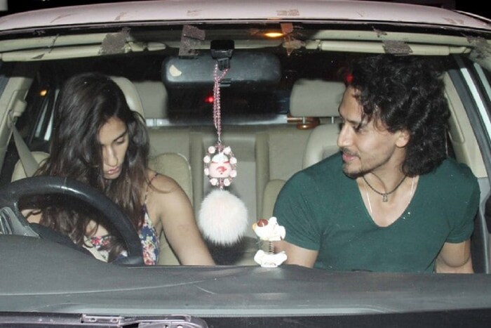 बॉलिवूडमधील चर्चेत असणारं नवं कपल टायगर (Tiger Shroff) आणि दिशा पाटनी (Disha Patani) यांना मुंबई पोलिसांनी अडवलं आहे. मुंबईच्या रस्त्यावंरून फिरताना त्यांना अडवण्यात आलं.