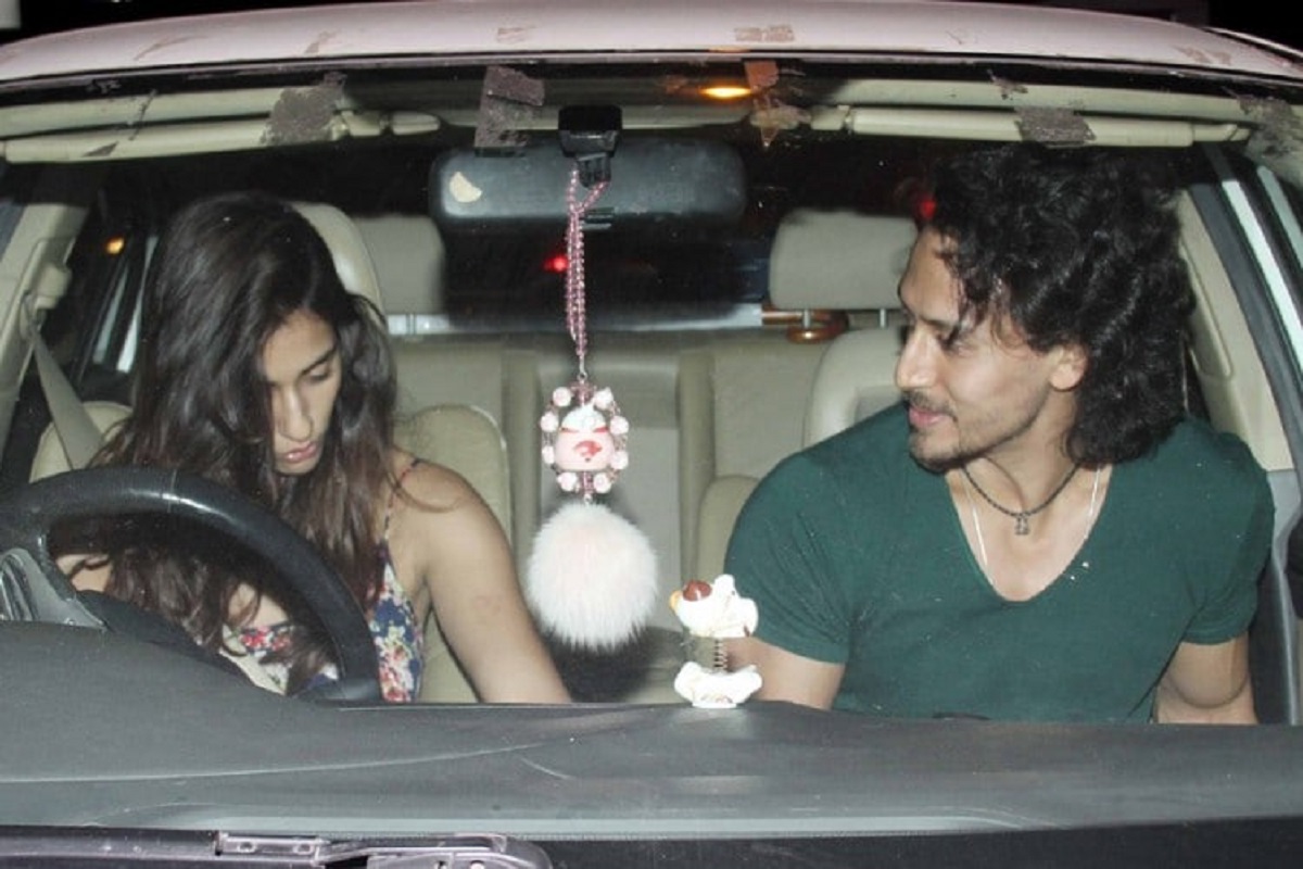 बॉलिवूडमधील चर्चेत असणारं नवं कपल टायगर (Tiger Shroff) आणि दिशा पाटनी (Disha Patani) यांना मुंबई पोलिसांनी अडवलं आहे. मुंबईच्या रस्त्यावंरून फिरताना त्यांना अडवण्यात आलं.