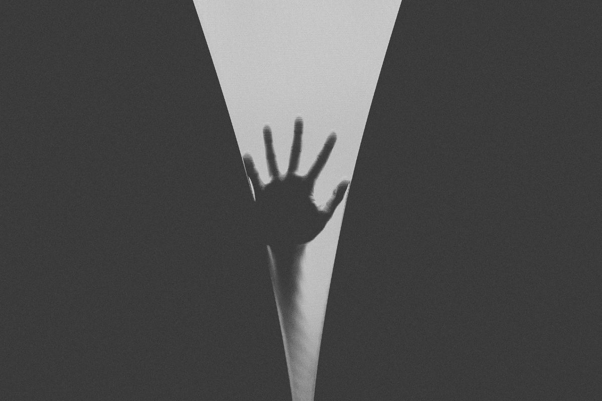 धक्कादायक! Facebook वरून हेरली जात आहेत देहविक्रयासाठी मुलं