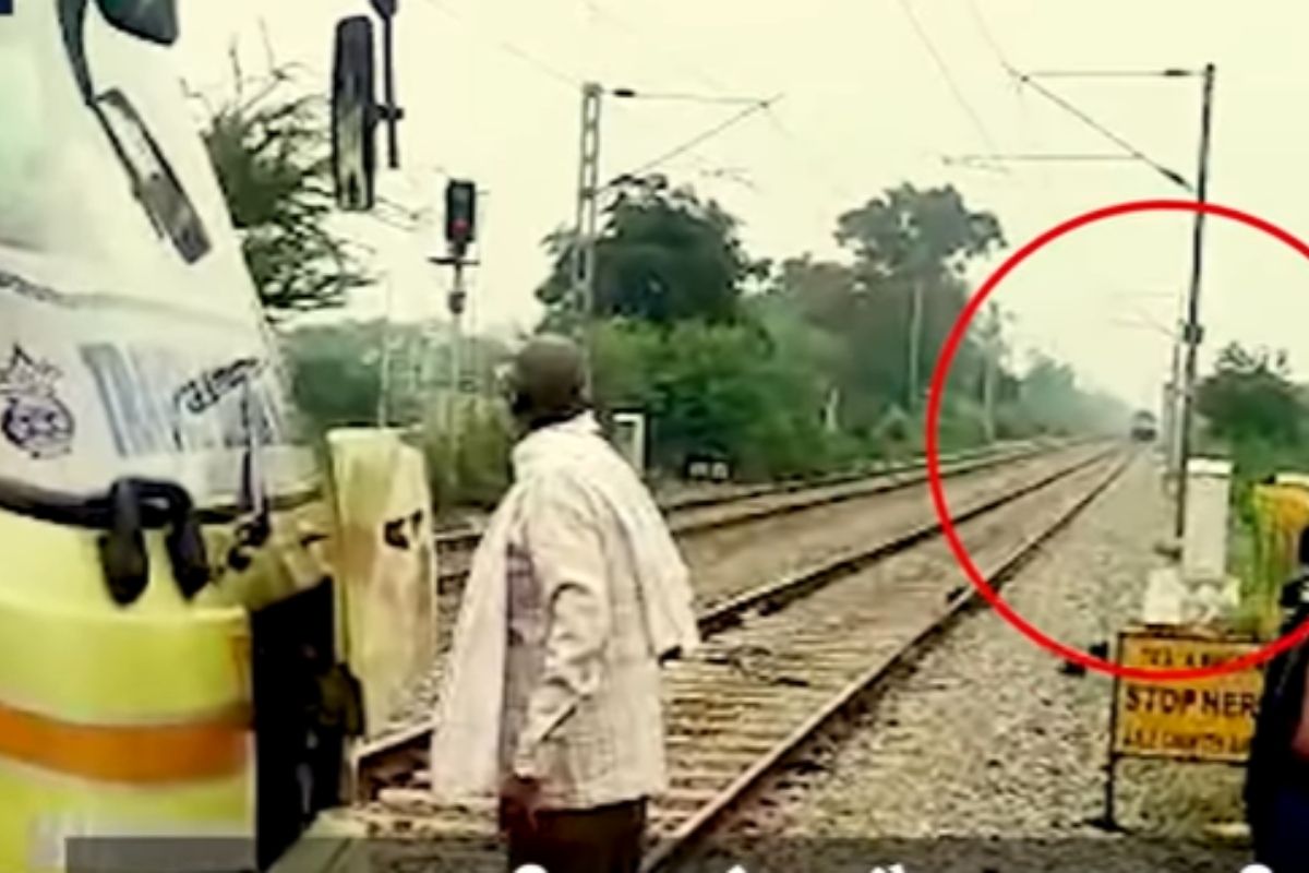 VIDEO : ...आणि हृदयाचा ठोकाच चुकला, रेल्वे ट्रॅकवर उभी होती बस; समोरून भरधाव वेगानं आली ट्रेन