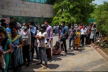 कोरोनातून वाचवण्यासाठी म्हणे आल्या आहेत 2 पऱ्या; नियमांचे तीन-तेरा वाजवत गर्दी कोरोनातून वाचवण्यासाठी म्हणे आल्या आहेत 2 पऱ्या; नियमांचे तीन-तेरा वाजवत गर्दी