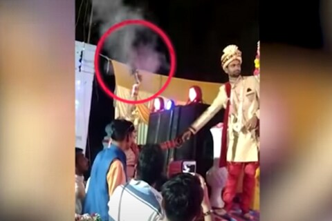 वधूनं लग्नमंडपात प्रवेश करण्यापूर्वी आणि स्टेजवळ आल्यानंतर रिव्हॉल्व्हरमधून ओपन फायरिंग (Firingbaaz Bride) केल्याचा व्हिडिओ व्हायरल (Viral video) होत आहे.