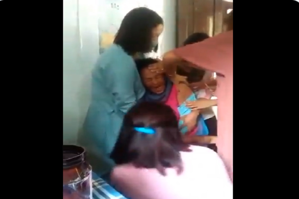 कोरोना लस घेत नव्हती म्हणून दोन्ही हातपाय धरले आणि...; महिलेसोबत पुढे काय घडलं VIDEO मध्येच पाहा