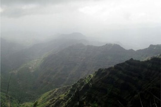 देव तारी त्याला कोण मारी! 400 फूट खोल दरीत कार कोसळूनही तिघं बचावले, साताऱ्यातील घटना