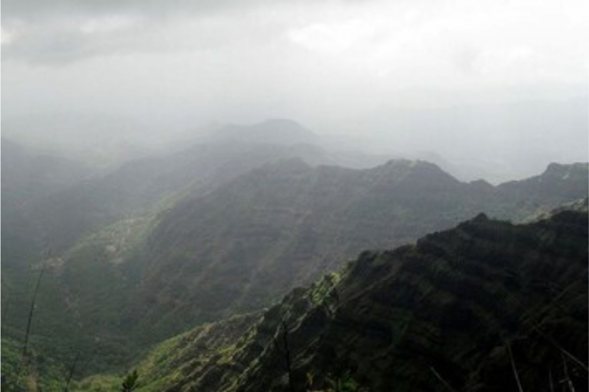 देव तारी त्याला कोण मारी! 400 फूट खोल दरीत कार कोसळूनही तिघं बचावले, साताऱ्यातील घटना