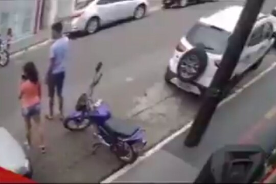 सर्वसामान्यांसारखा रस्ता ओलांडत होता तरुण; 23 सेंकदाच्या VIDEO नंतर ठरला रिअल हिरो!