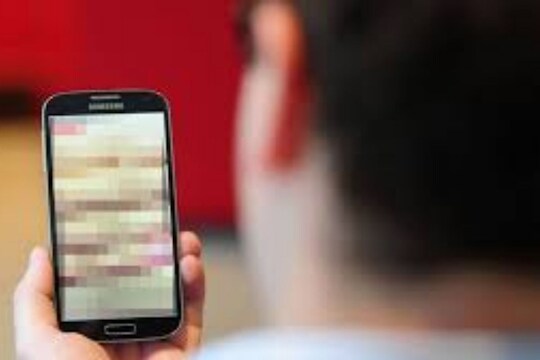 मुंबईतील प्रसिद्ध गायकाला फॅनसोबत स्वत:चा इंटिमेट VIDEO शेअर करणं पडलं महागात, पोलिसांकडे गेलं प्रकरण