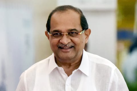 Radhakrushna vikhe patil - महाराष्ट्रातील काँगेसच्या मंत्र्यांनी राजीनामे देऊन आरक्षणावर एकत्र आलं पाहिजे. संभाजीराजे भोसलेंसह सर्व मराठी संघटनांनीही एकत्र येण्याचं आवाहनही त्यांनी त्यांनी मराठा आरक्षणासाठी काम करणार्‍या वेगवेगळ्या संघटनांना केलं.