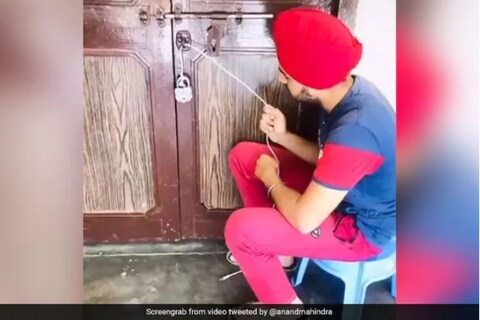 लॉकडाउनबाबत उद्योगपती आंनद महिंद्रा (Anand Mahindra) यांनी एक मजेशीर ट्वीट शेअर केलं असून सध्या त्याची जोरदार चर्चा सुरू आहे.