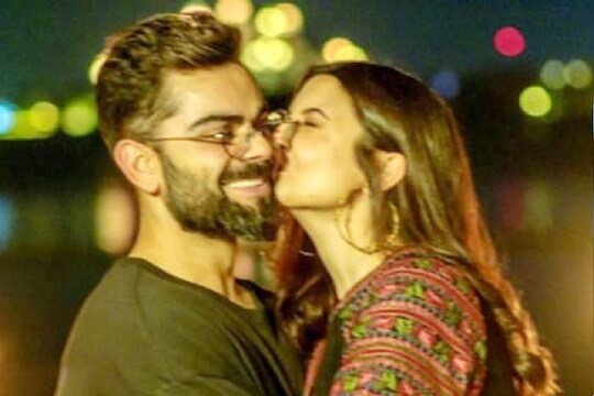 विराट कोहलीच्या कॅप्टनसी सोडण्याच्या निर्णयावर अनुष्का शर्माची पहिली प्रतिक्रिया...