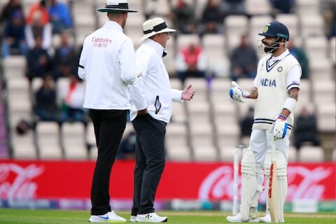 टीम इंडियाचा (Team India) कॅप्टन विराट कोहली (Virat Kohli) या पराभवामुळे नाराज झाला आहे. त्याने या मॅचनंतर बोलताना टेस्ट टीममध्ये बदल करण्याचा इशारा दिला आहे. 